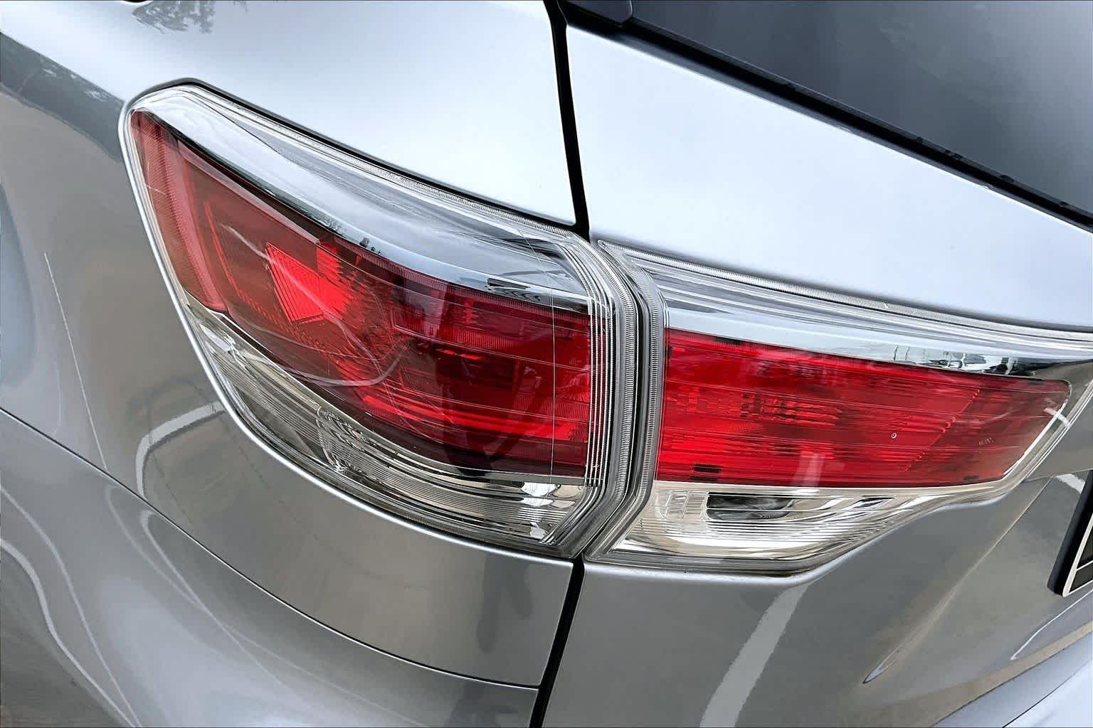 Used 2015 Silver Sky Metallic Toyota Limited image 28