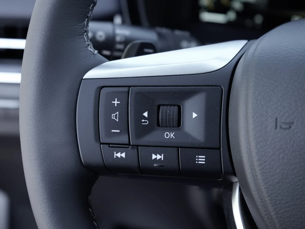 New 2027 2T RAD WHT INFINITI Sport AWD image 18
