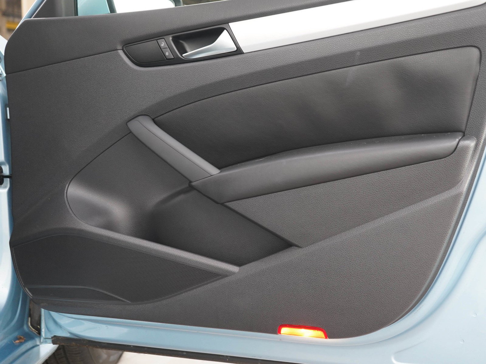 Used 2013 Glacier Blue Metallic Volkswagen 2.5 SE image 9