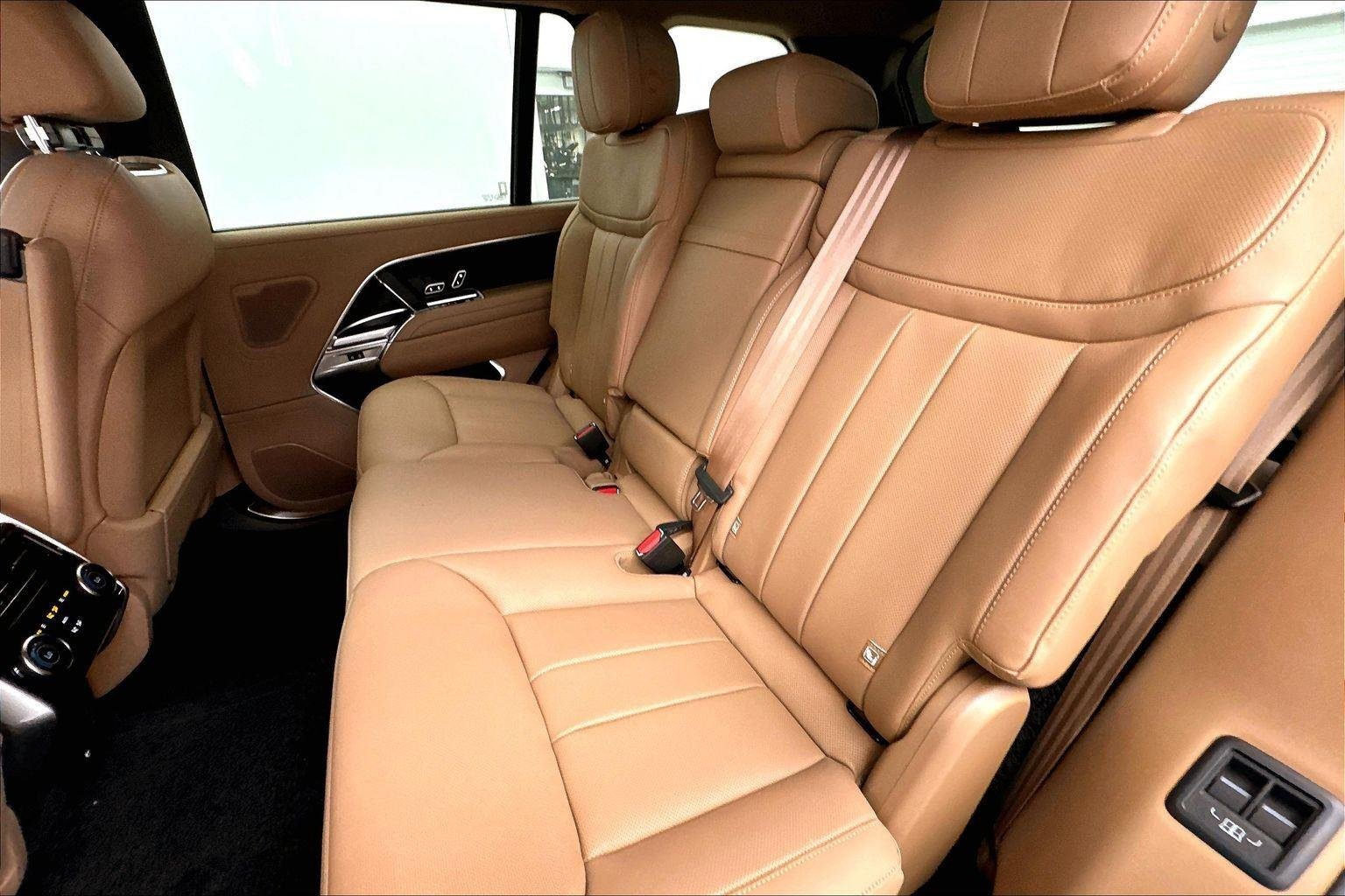 New 2026 Ostuni Pearl White Premium Metallic Land Rover SE image 25