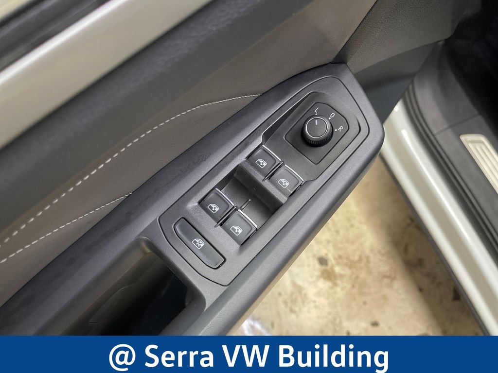 Used 2023 Pure White Volkswagen 3.6L V6 SE w/Technology image 18
