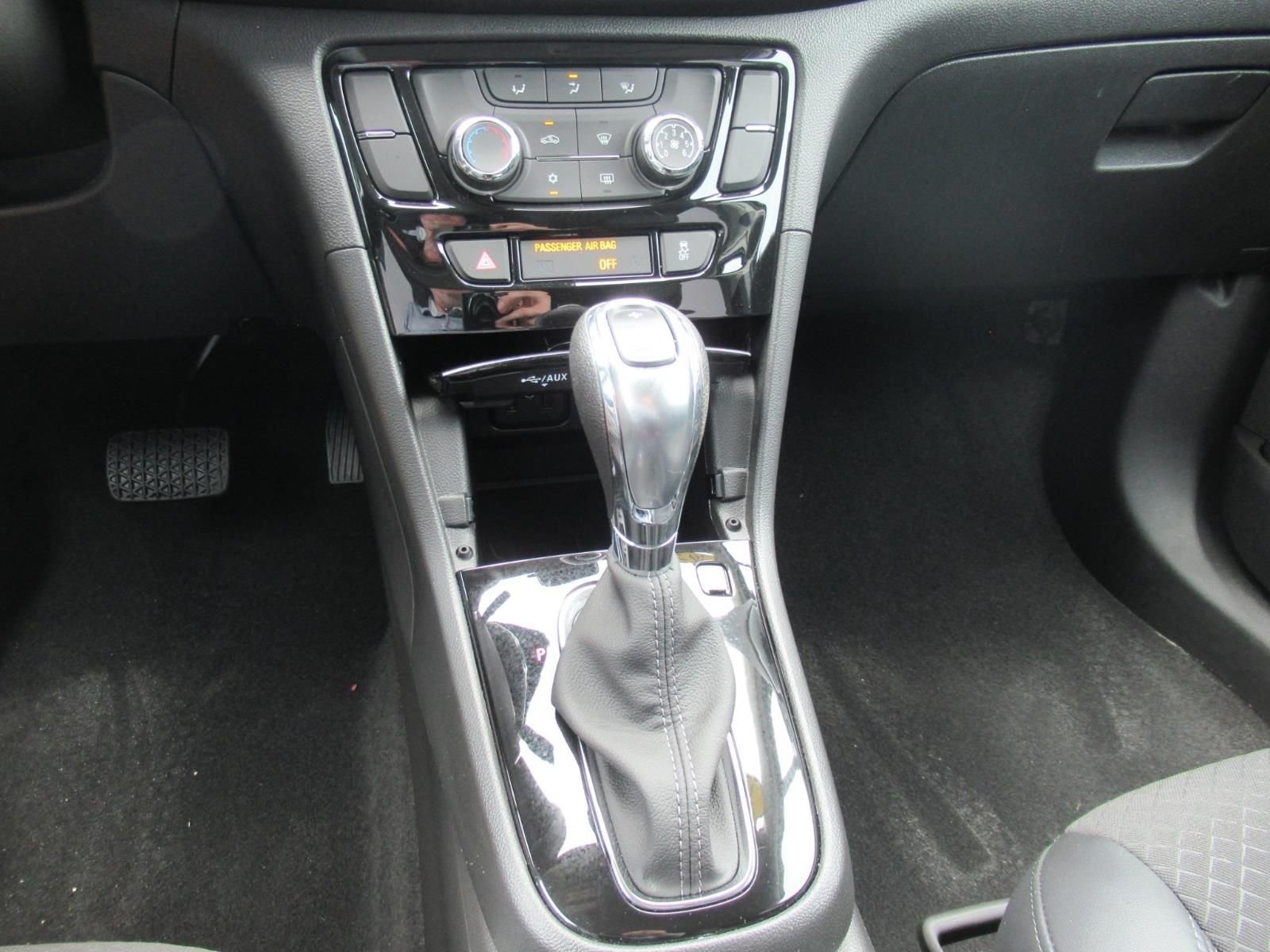 Used 2022  Buick Preferred image 26