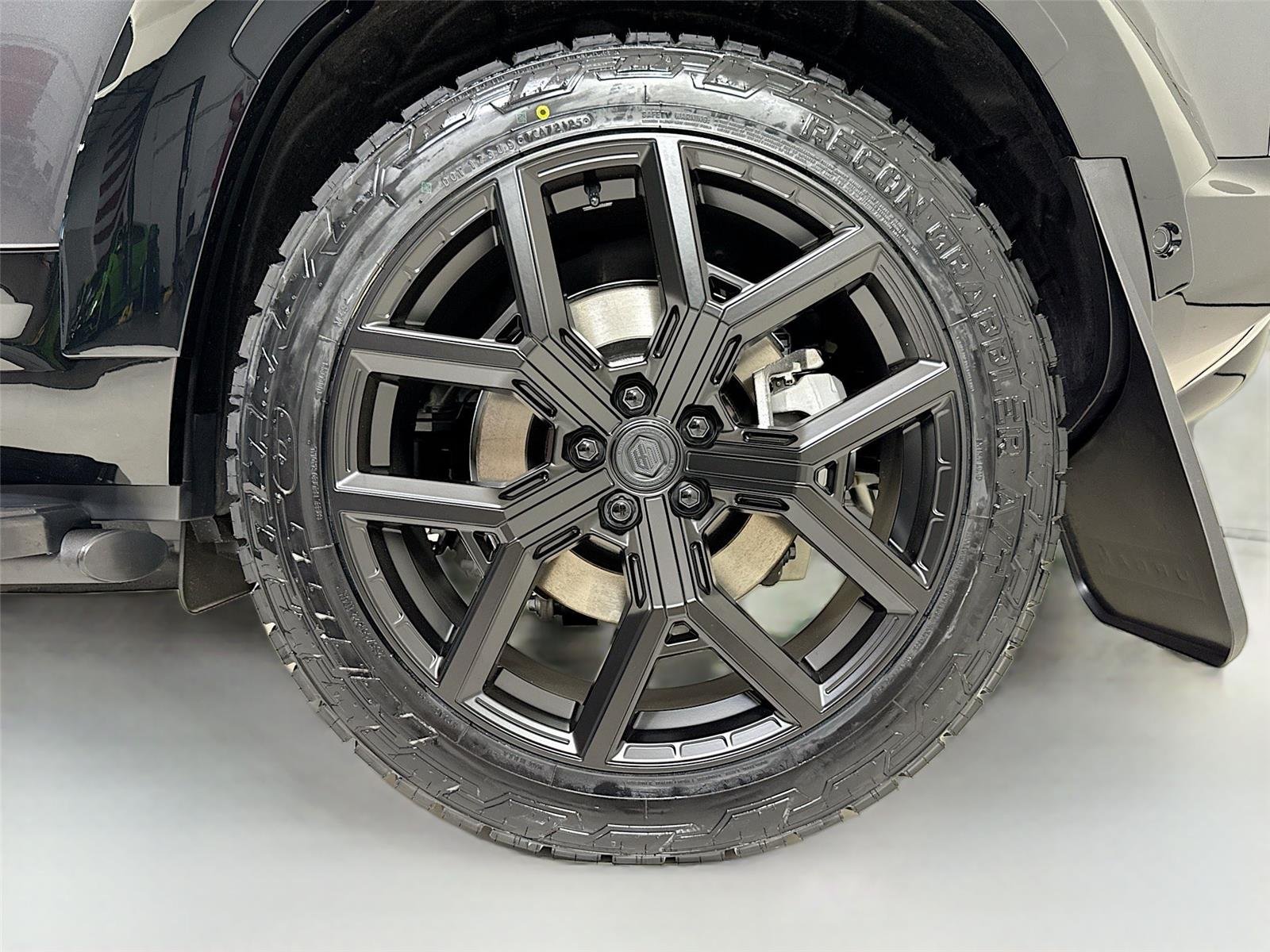 Used 2026 Carpathian Grey Premium Metallic Land Rover X-Dynamic SE | Urban Widetrack Build image 41