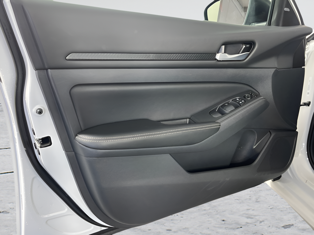 Used 2025 Glacier White Nissan 2.5 SV image 9