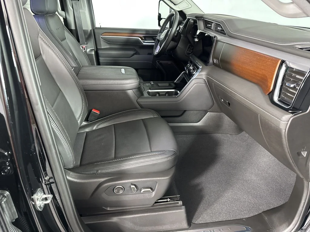 Used 2025 Black GMC Denali image 18