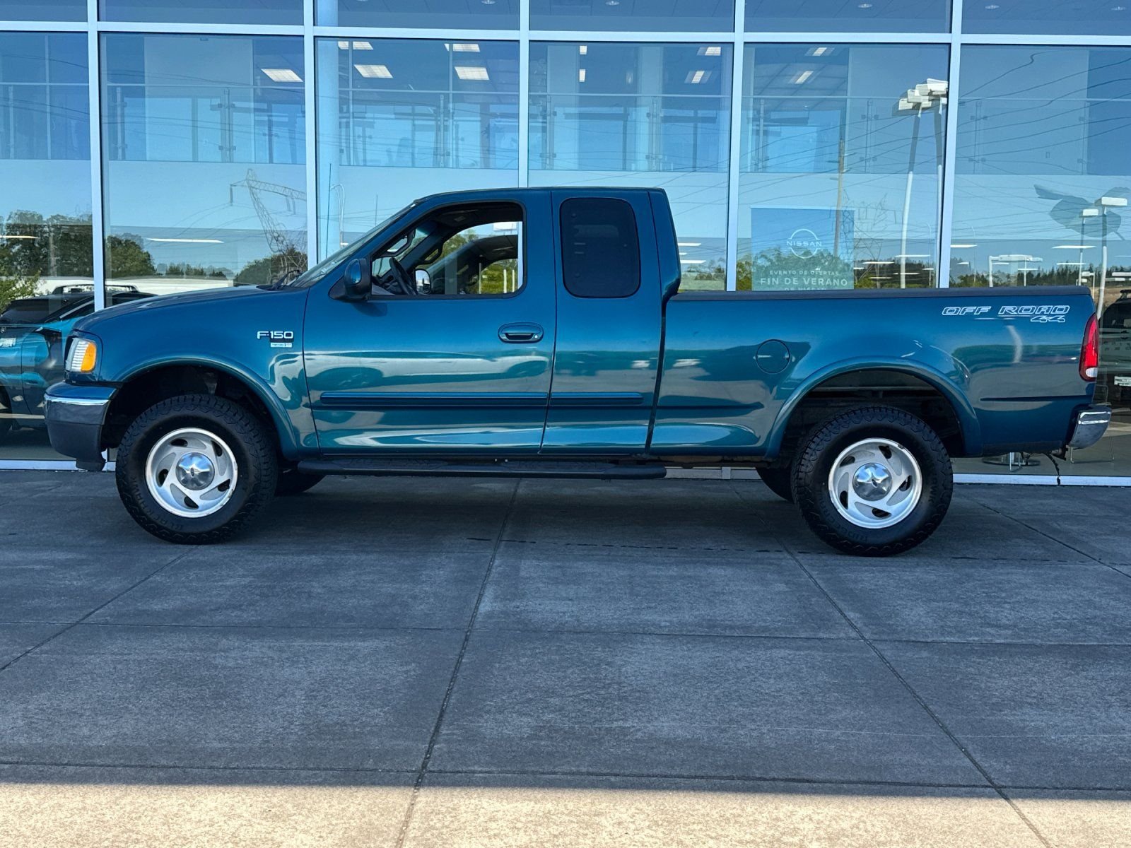 Used 2001 Island Blue Clearcoat Metallic Ford XLT image 6