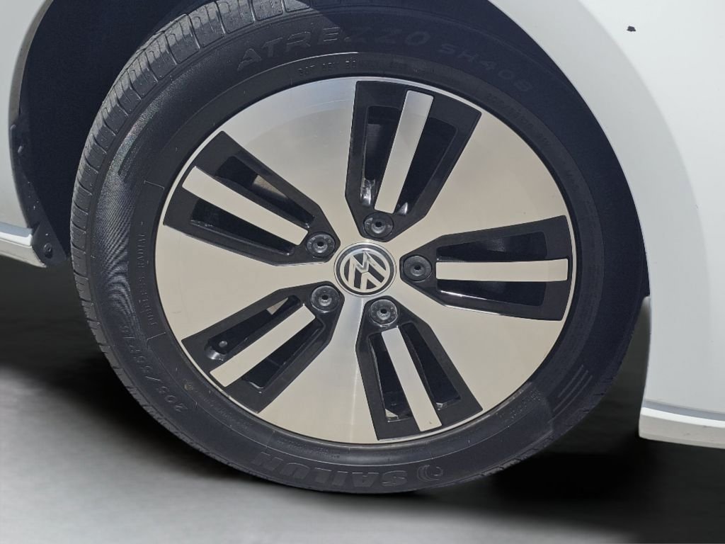 Used 2016 Pure White Volkswagen SE image 18