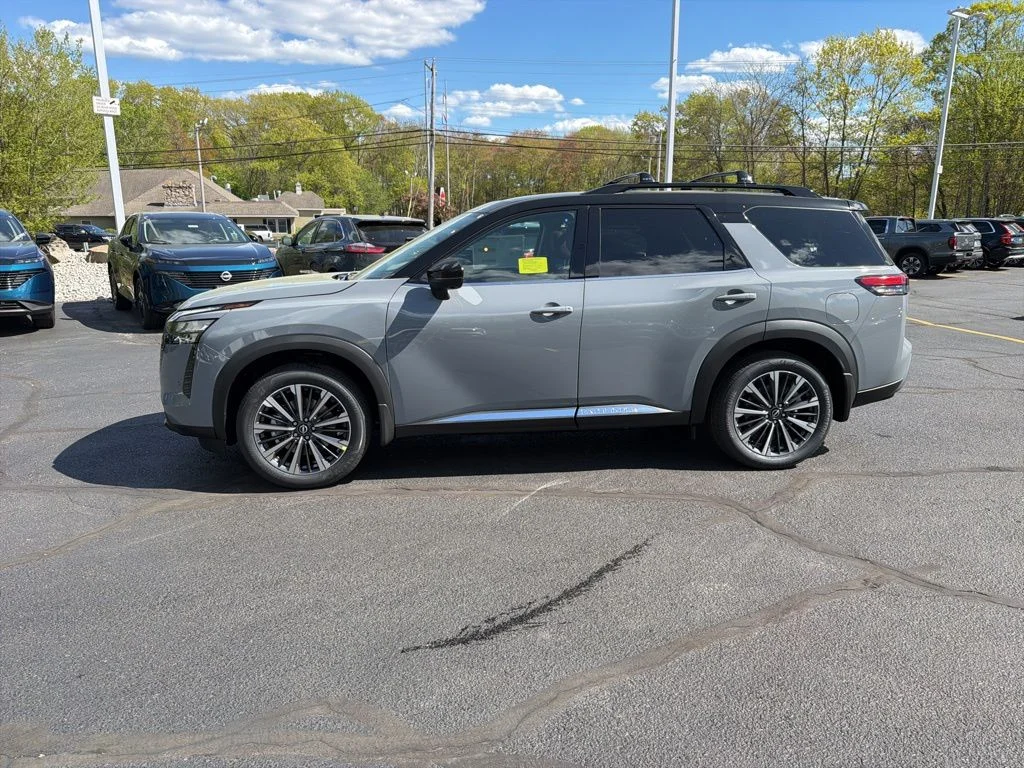 New 2026 Boulder Gray Pearl / Super Black Two-tone Nissan Platinum image 2