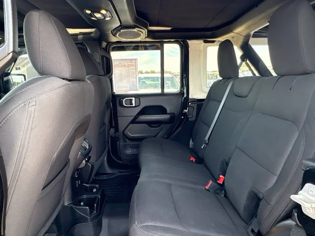 Used 2019  Jeep Sahara image 30