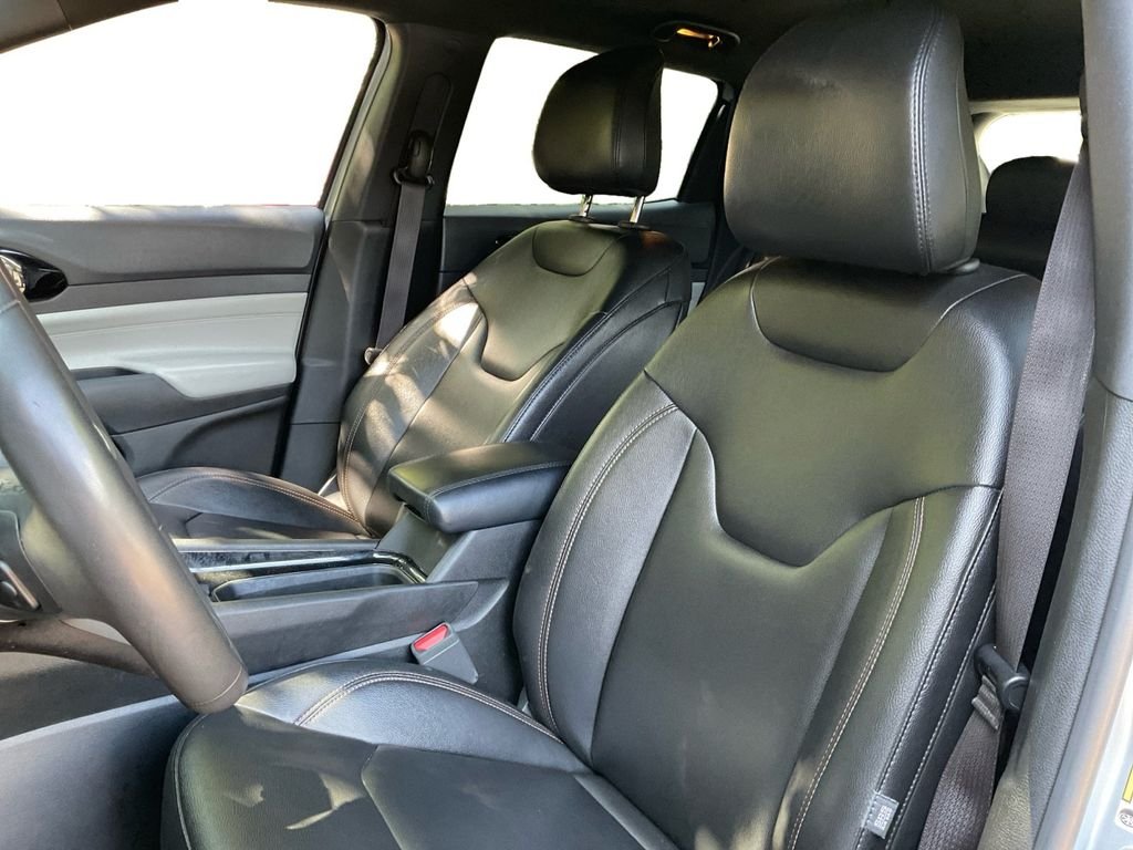 Used 2024 Silver Jeep Limited image 27