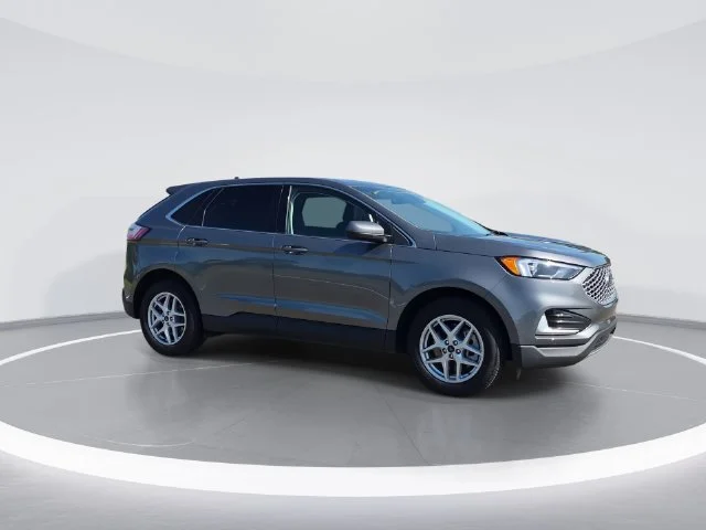 Used 2024 Gray Ford SEL image 9