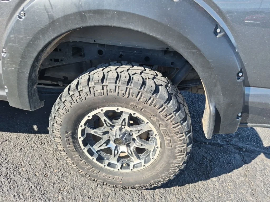 Used 2019 Magnetic Ford Lariat image 17