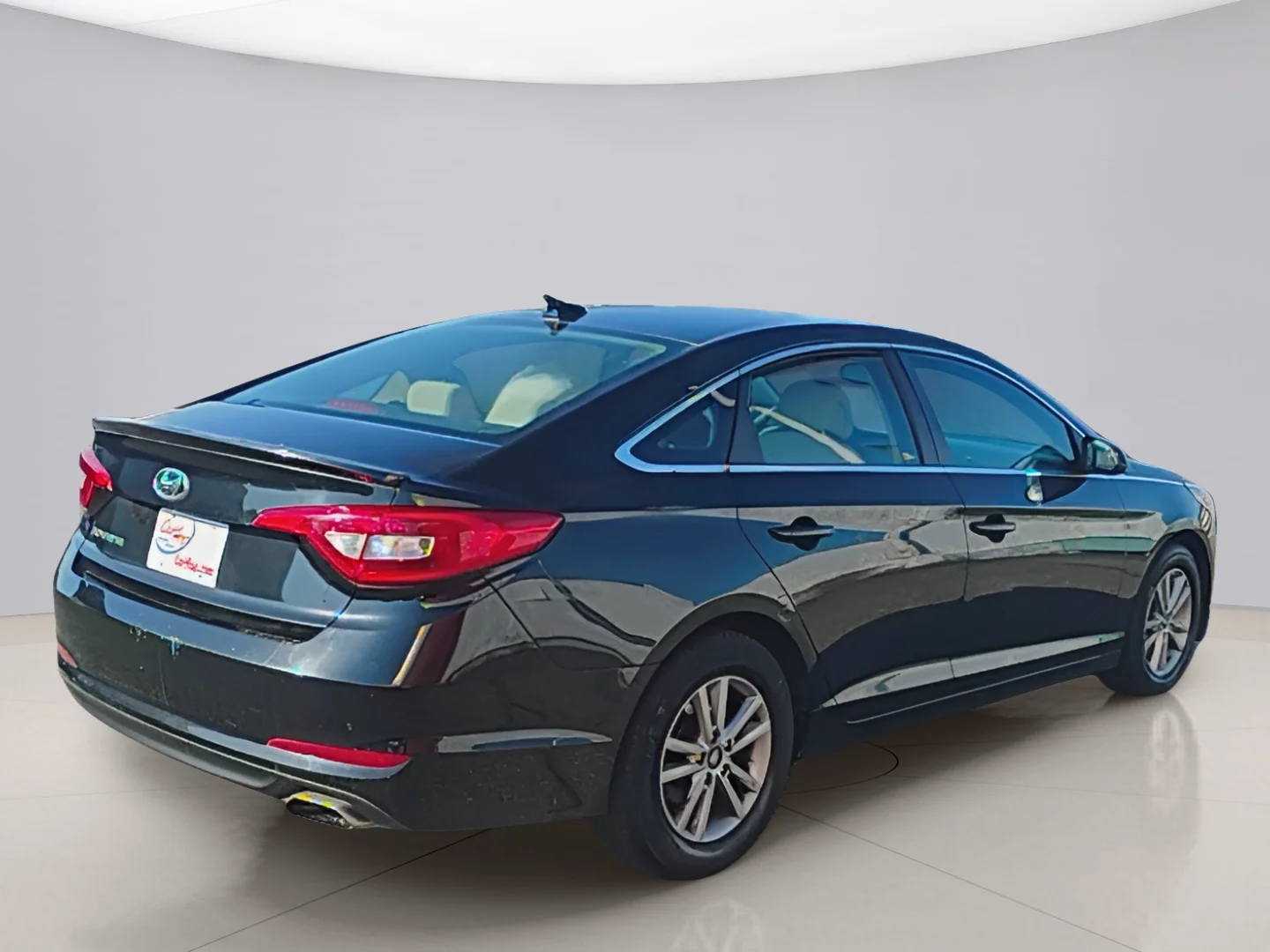 Used 2016 Black Hyundai SE image 5
