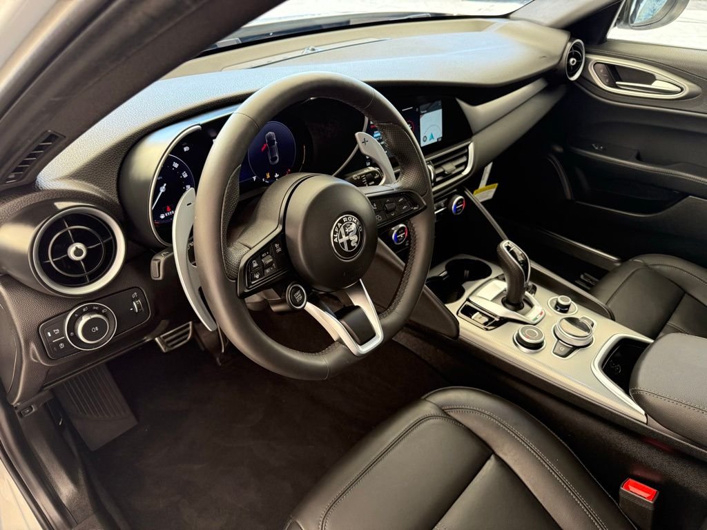 New 2025 Moonlight Gray Metallic Exterior Paint Alfa Romeo Base image 30