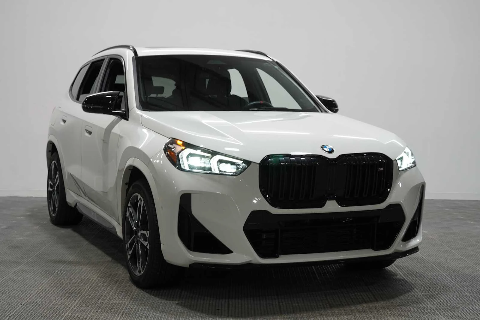 Certified Used 2024 Alpine White BMW M35i image 3