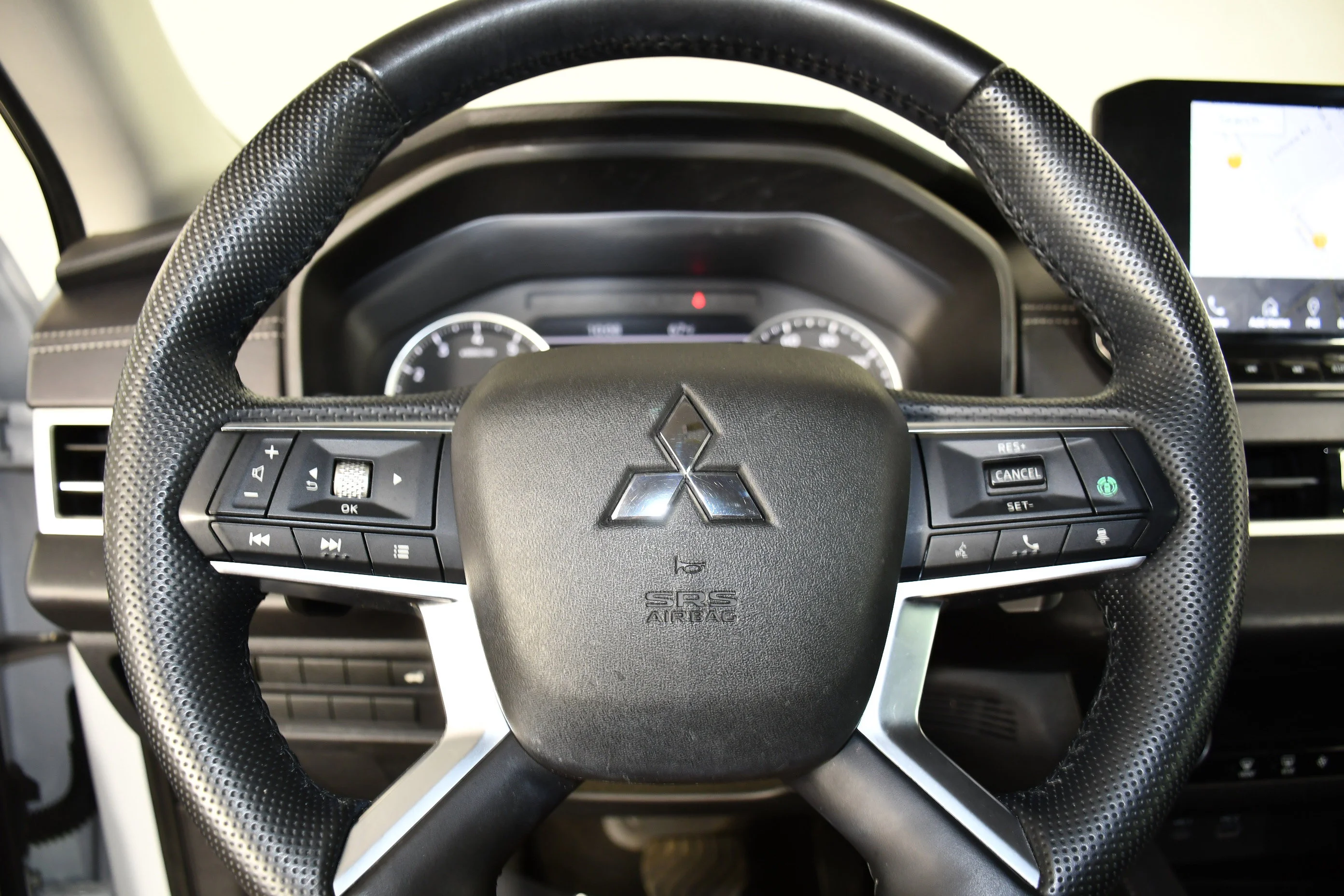 Certified Used 2023 White Diamond Mitsubishi SE image 19
