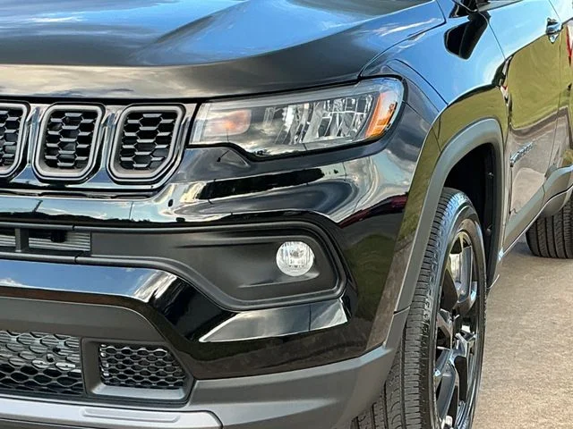 New 2026 Diamond Black Crystal Pearl-Coat Exterior Paint Jeep Latitude image 11