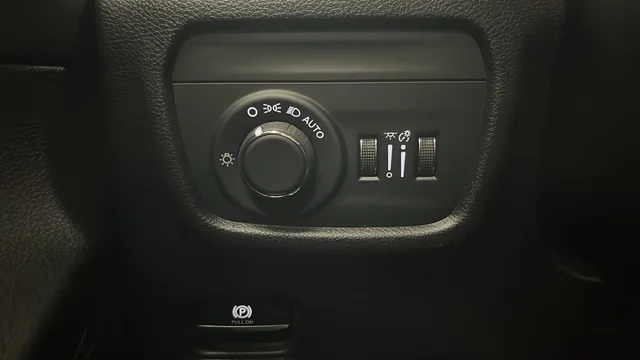 New 2026 Bright White Clear-Coat Exterior Paint Jeep Altitude image 40
