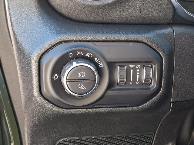 Used 2022 Green Jeep Overland image 24