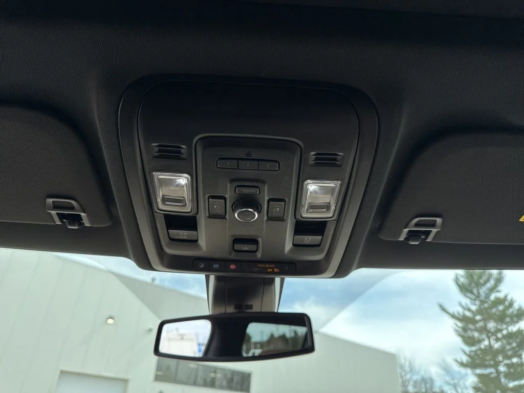 Used 2022 Iridescent Pearl Tricoat Chevrolet Premier image 27