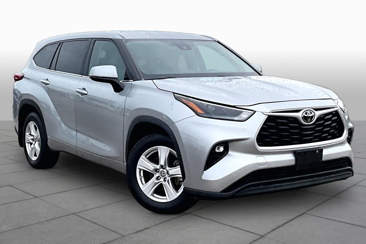Used 2022 Celestial Silver Metallic Toyota LE image 3