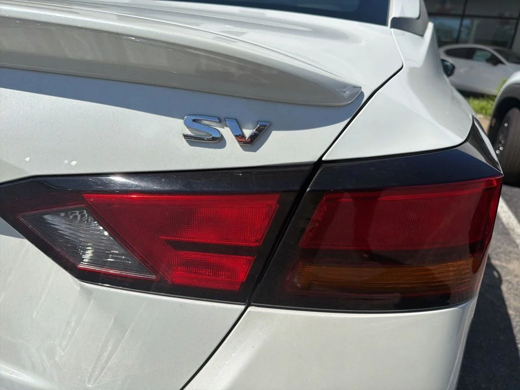 Used 2021 White Nissan 2.5 SV image 3