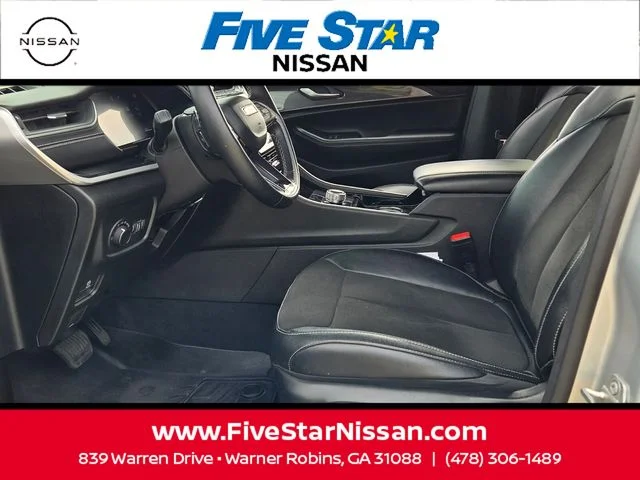 Used 2022 Silver Jeep Altitude image 5