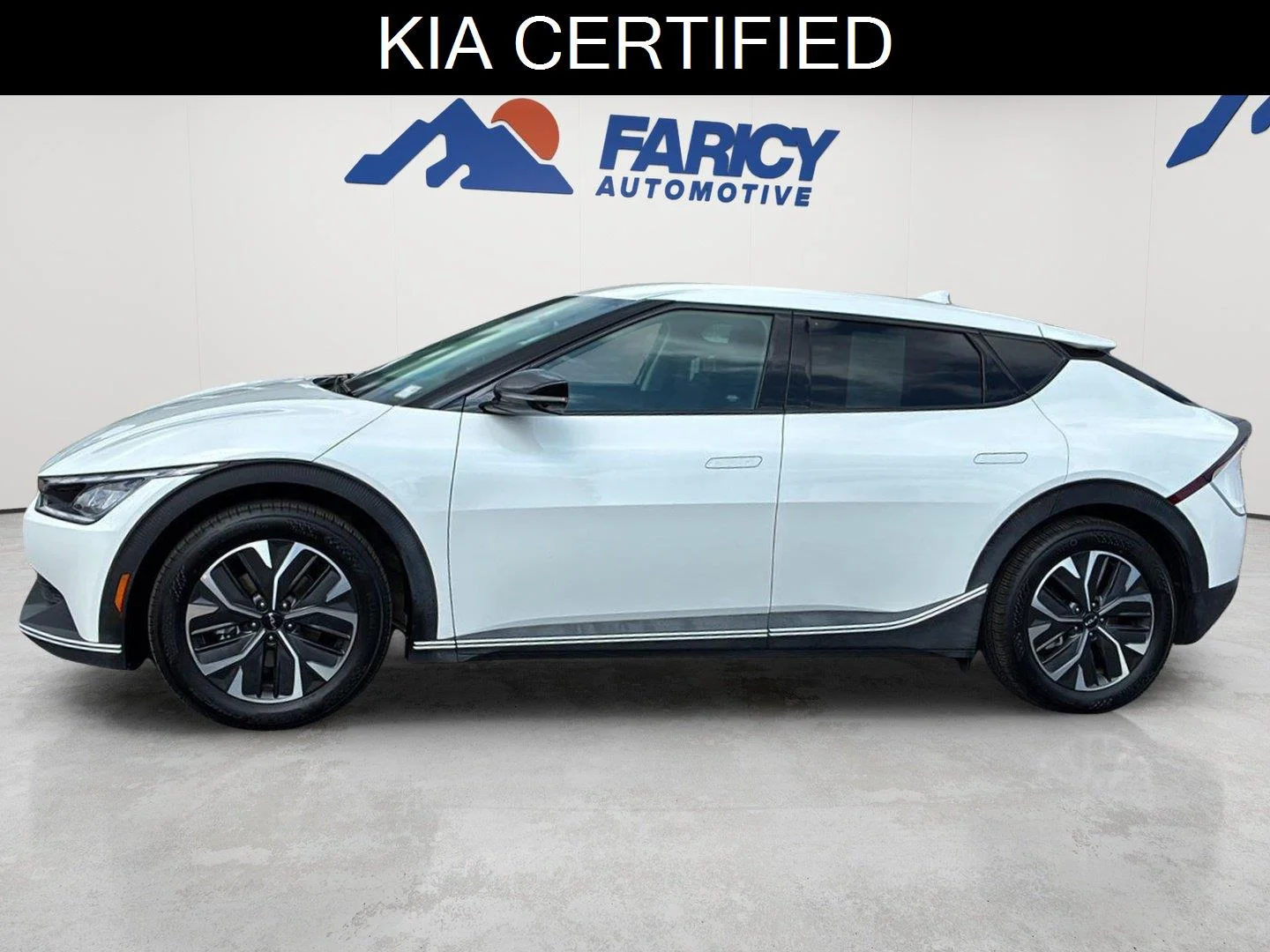 Used 2024 Snow White Pearl Kia Light Long Range image 1