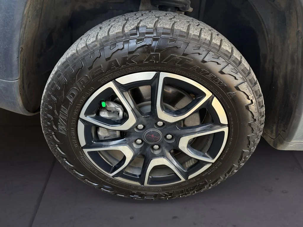 Used 2025 Silver Jeep Trailhawk image 9