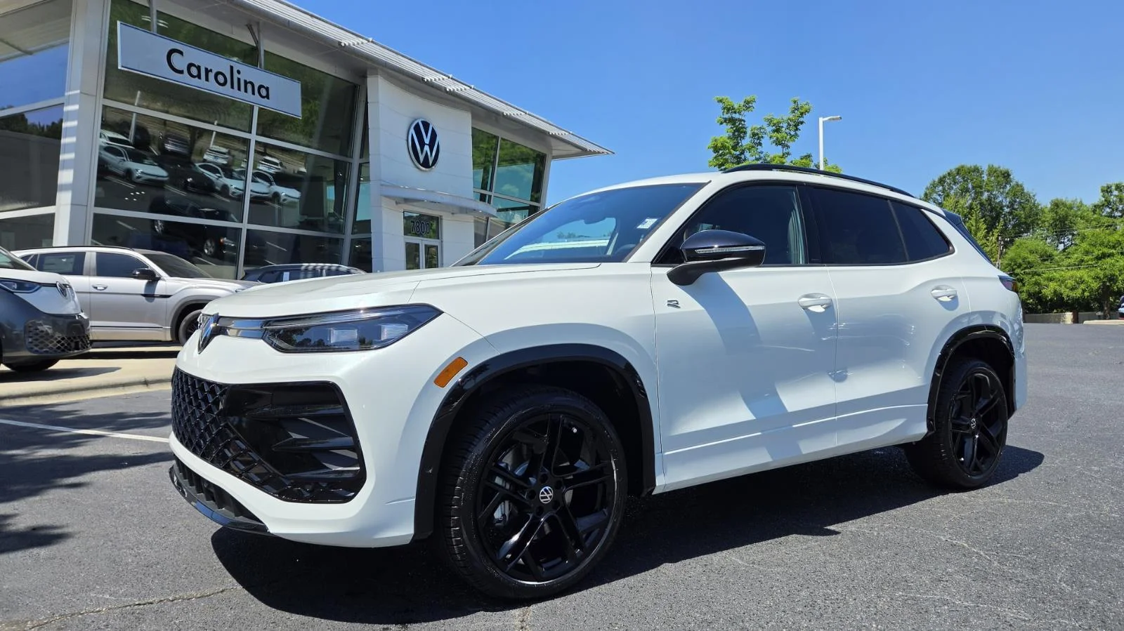 2026 Volkswagen Tiguan 2.0T SE R-Line Black 4Motion's photo
