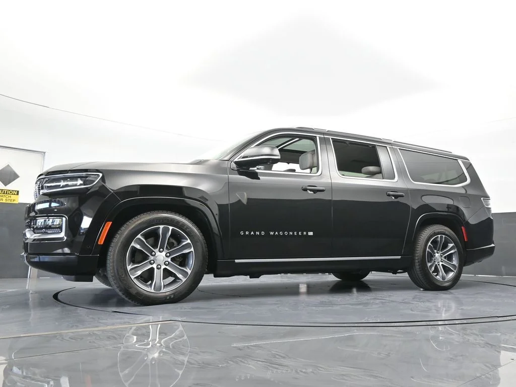 Used 2024 Diamond Black Crystal Pearlcoat Jeep Base image 70