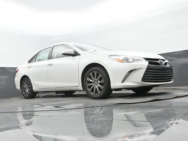 Used 2017 Blizzard Pearl Toyota XLE image 9
