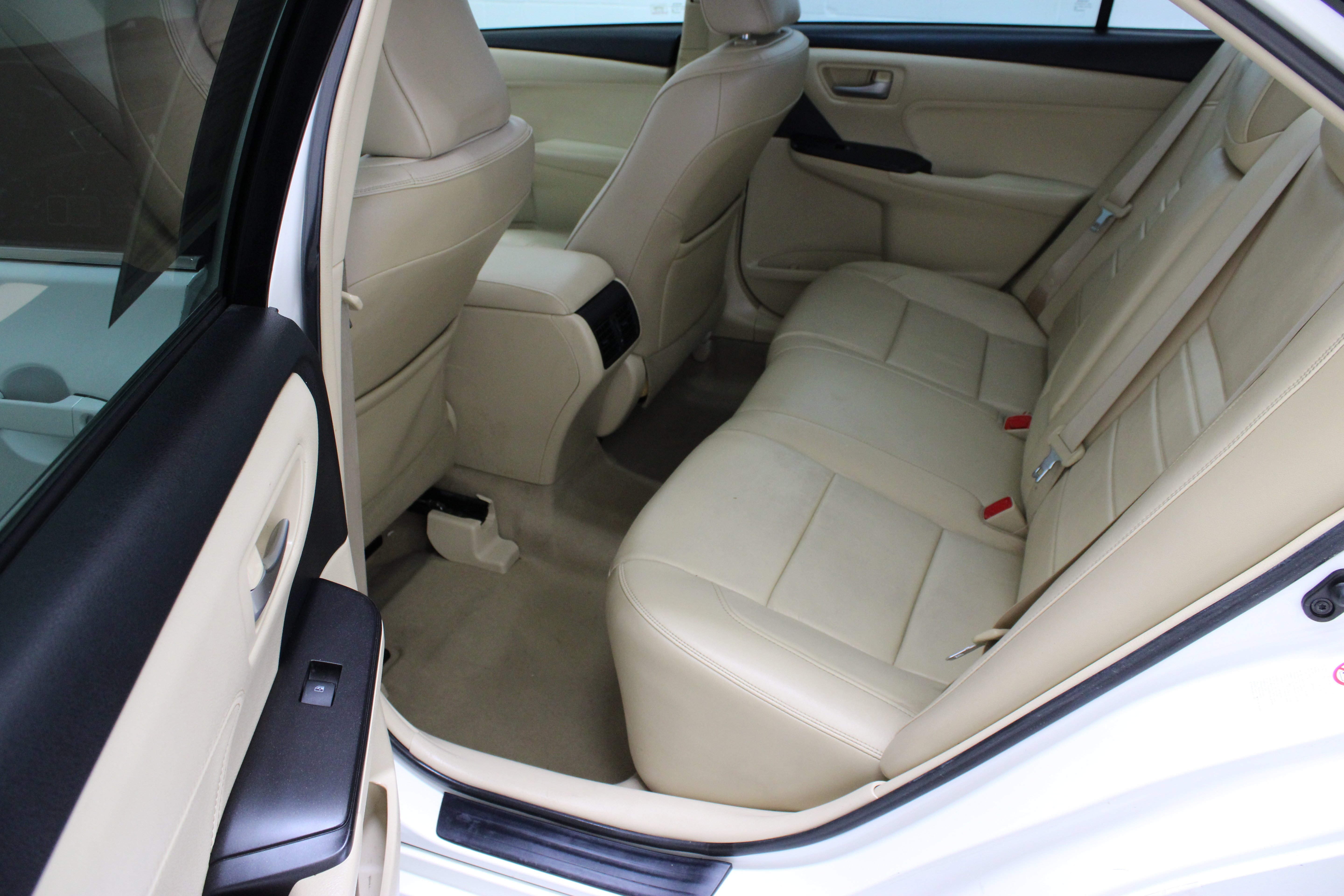 Used 2015 Blizzard Pearl Toyota XLE 3.5L image 30