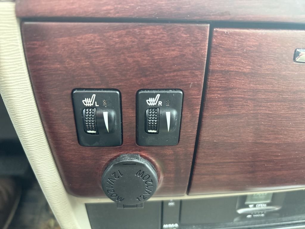 Used 2013 Black Toyota XLE image 24