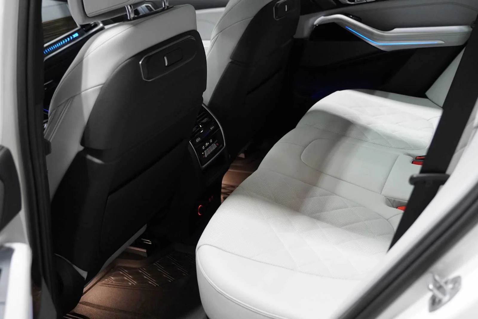 Certified Used 2025 Alpine White BMW xDrive40i image 23