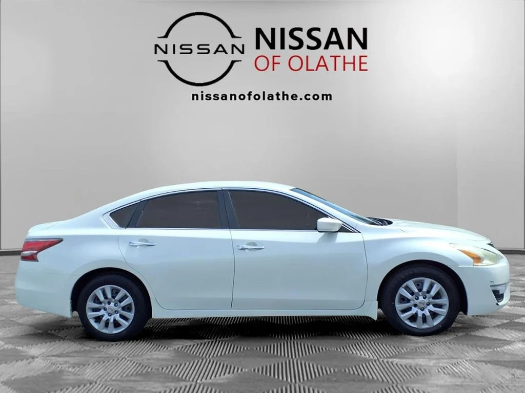 Used 2014 White Nissan 2.5 S image 25