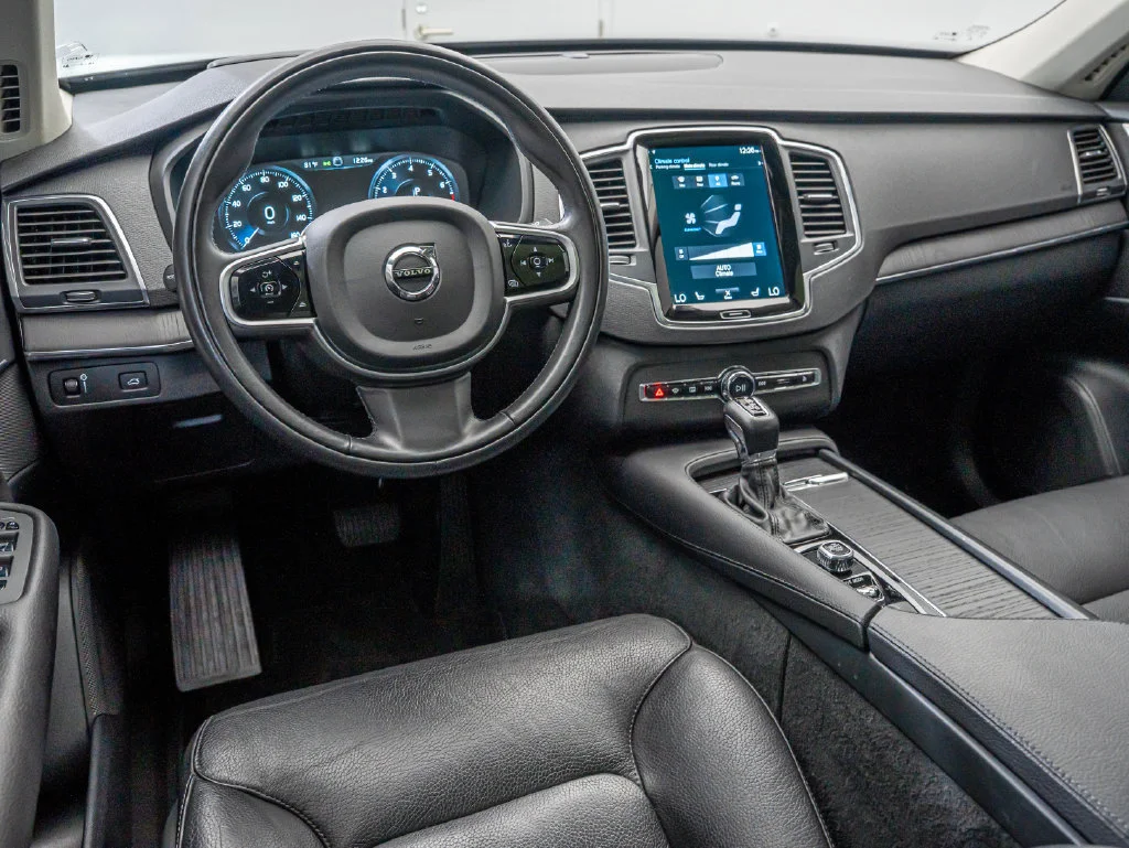 Used 2020 Onyx Black Metallic Volvo T6 Momentum image 4