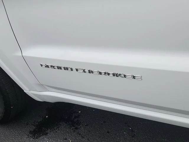 Used 2016 White Jeep Overland image 31