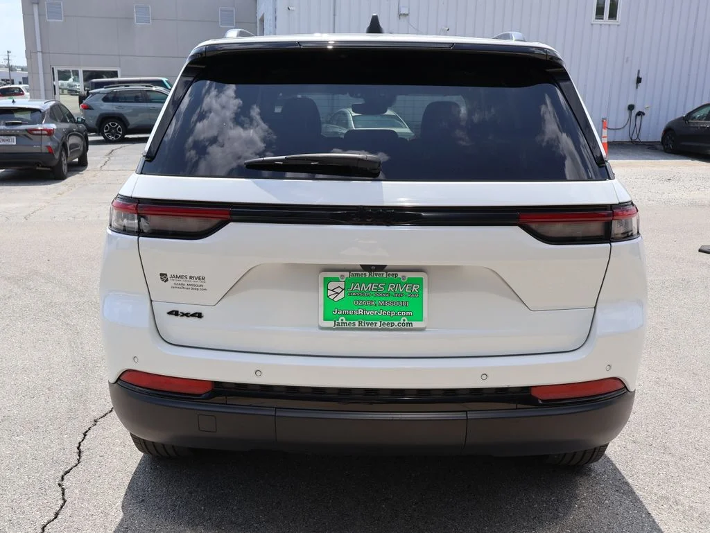 Used 2024 White Jeep Altitude image 4