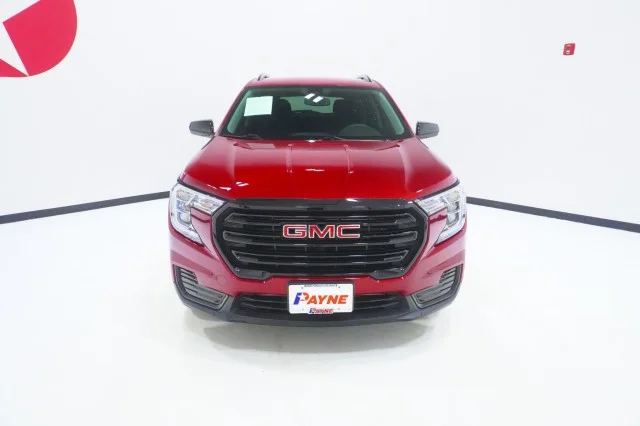 Used 2024  GMC SLE image 2