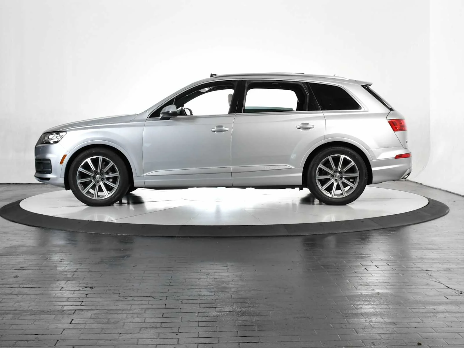 Used 2017 Florett Silver Metallic Audi Prestige image 2