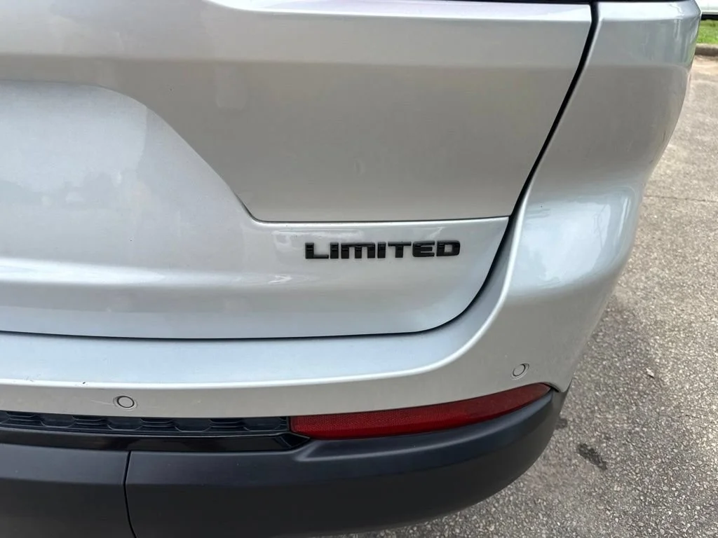 Used 2022  Jeep Limited image 35