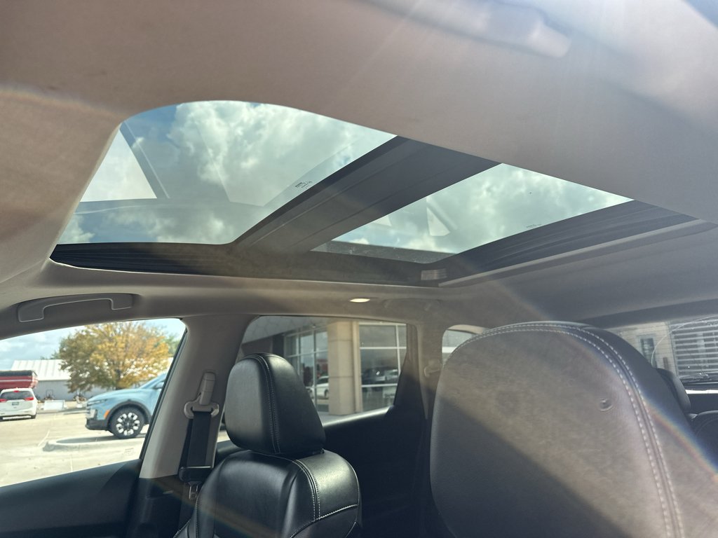 Used 2018 Pearl White Nissan SL image 28