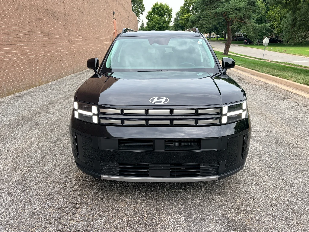 Used 2025 Phantom Black Hyundai SEL image 8