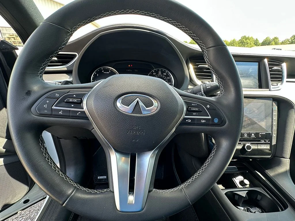 Used 2023 White INFINITI LUXE image 34