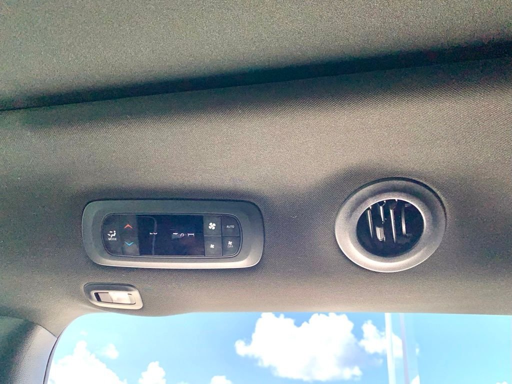 Used 2025 White Chrysler Limited image 29
