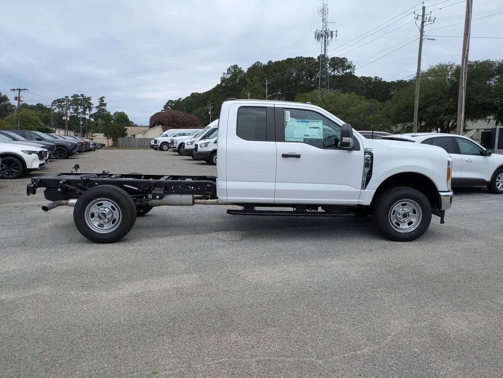 New 2026 Oxford White Ford XL image 3