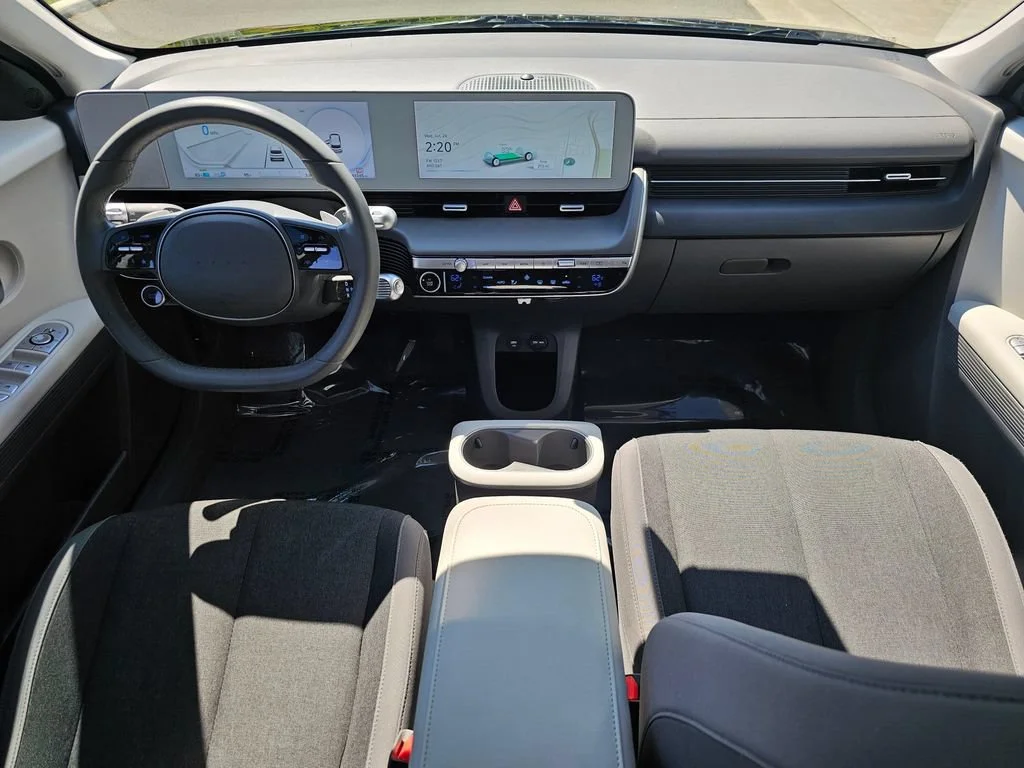 Used 2022  Hyundai SE image 17
