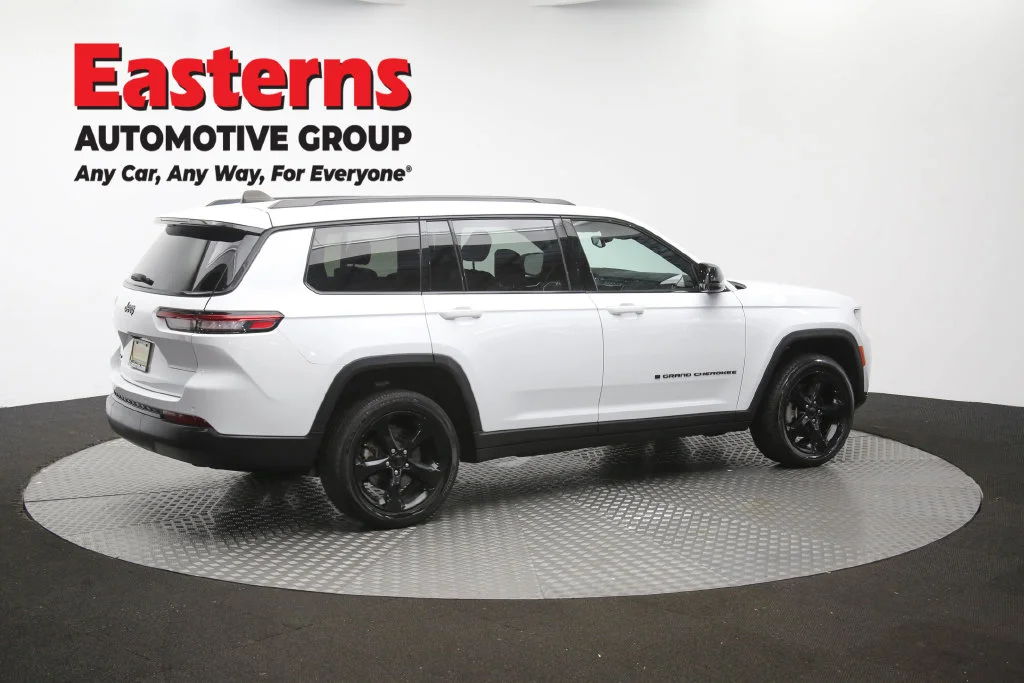 Used 2023 White Jeep Altitude image 44