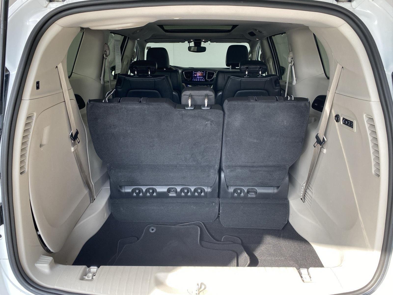 Used 2019 Bright White Clearcoat Chrysler Limited image 19
